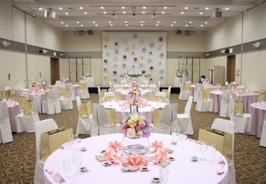 作東バレンタインホテル。披露宴会場。ゲスト席との距離感も程良く、一体感のある時間を過ごせます