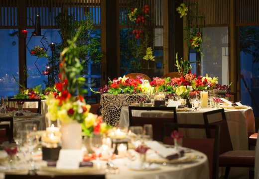 The 華紋(ザ カモン)。披露宴会場。ナイトウェディングでは、しっとりとした大人の雰囲気が漂います