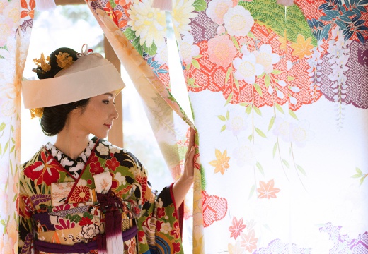 The 華紋(ザ カモン)。挙式会場。艶やかなのれんをくぐって入場する花嫁。美しいシーンになります