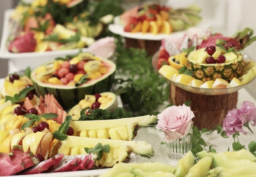 Livro Wedding（リブロ ウェディング）。料理。色とりどりのフルーツが並ぶデザートビュッフェが人気