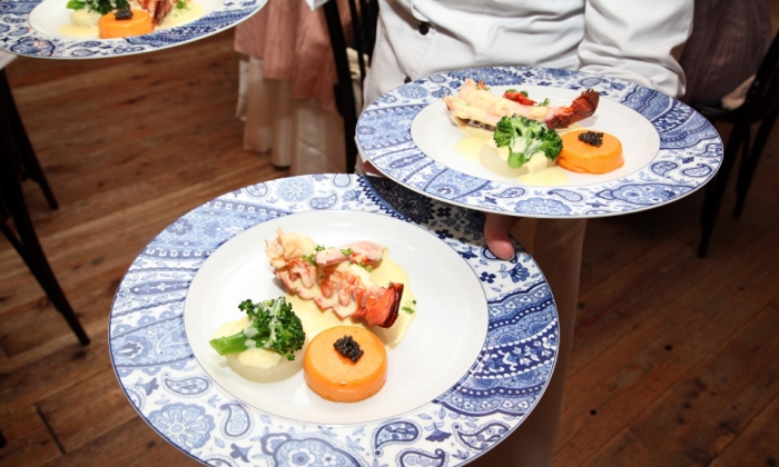 Livro Wedding（リブロ ウェディング）。スタッフ。ゲストへの配膳もスマートにこなすスタッフが、二人の代わりにゲストをおもてなし