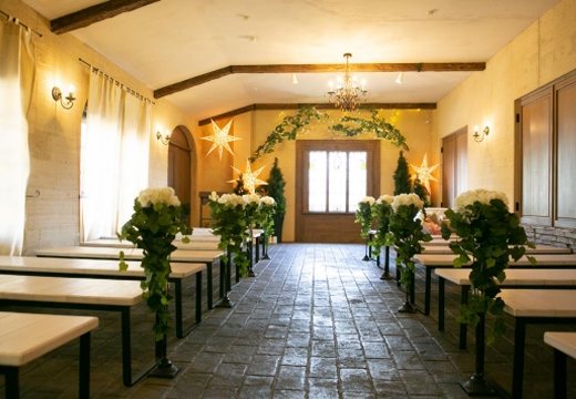 Livro Wedding（リブロ ウェディング）。挙式会場。石畳のバージンロードの先で二人は永遠の愛を誓います