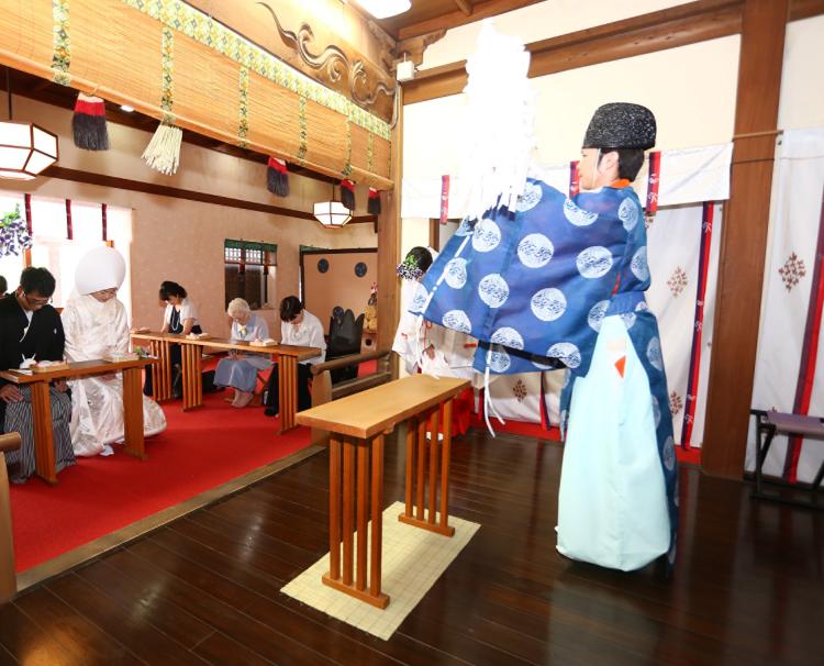 倉敷ロイヤルアートホテル。スタッフ。神社での神前式では、神職が式を司ってくれます