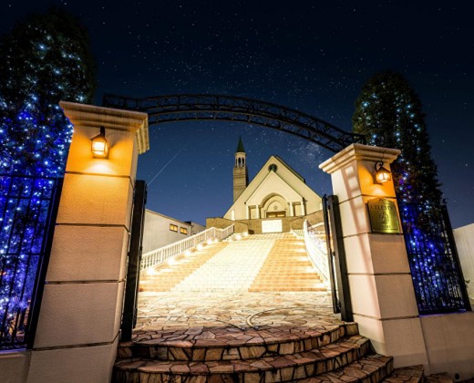 倉敷セレスト教会。アクセス・ロケーション。大通り沿いにある、三角屋根のチャペルが目印の結婚式場です