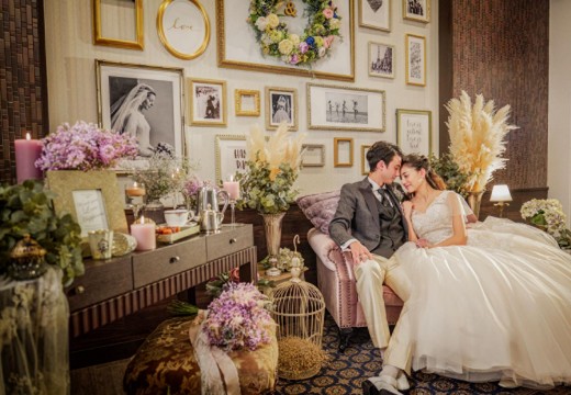 倉敷セレスト教会。披露宴会場。ふたり好みの装花で、ナチュラルな空間をコーディネート出来ます