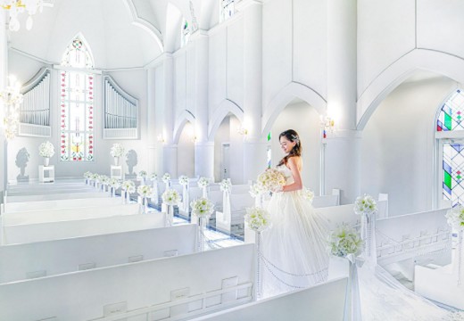 倉敷セレスト教会。挙式会場。ステンドグラスを通して差し込む自然光が花嫁を包み込みます