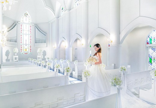 倉敷セレスト教会。挙式会場。ステンドグラスを通して差し込む自然光が花嫁を包み込みます