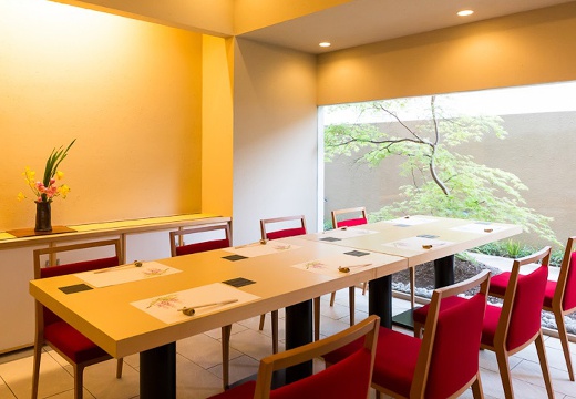 小さな結婚式 岡山店。披露宴会場。『美膳おち』では、坪庭を望む洗練された空間で会食を行えます