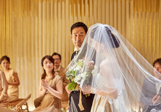 小さな結婚式 岡山店。挙式会場。花嫁を見守り続けた父親と共にバージンロードを歩む瞬間