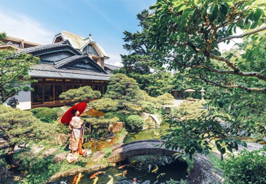 三瀧荘。披露宴会場。バンケットから望める日本庭園。和装の美しさが一層引き立つ空間