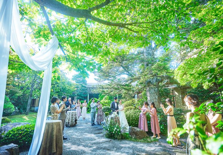 三瀧荘。披露宴会場。バンケットから望める日本庭園。和装の美しさが一層引き立つ空間