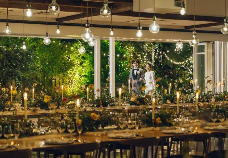 ルメルシェ元宇品。披露宴会場。イルミネーションのようなライティングが美しい夜のパーティー