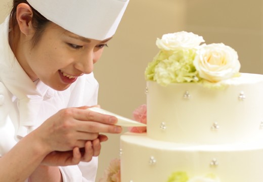 オリエンタルホテル広島。料理。パティシエ特製のオリジナルウェディングケーキも喜ばれています