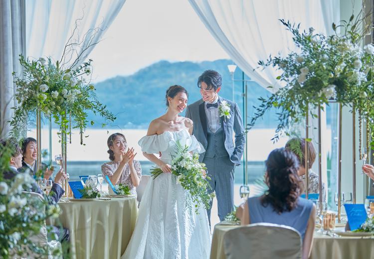 グランドプリンスホテル広島。披露宴会場。瀬戸内海の絶景を楽しみながらゲストと楽しいひとときを過ごせます