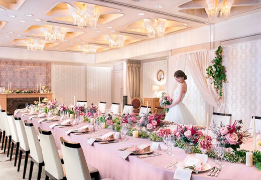 ホテル メルパルクHIROSHIMA（ホテル メルパルク広島）。披露宴会場。『桃』はクラシカルな家具が印象的。会食にもぴったりです