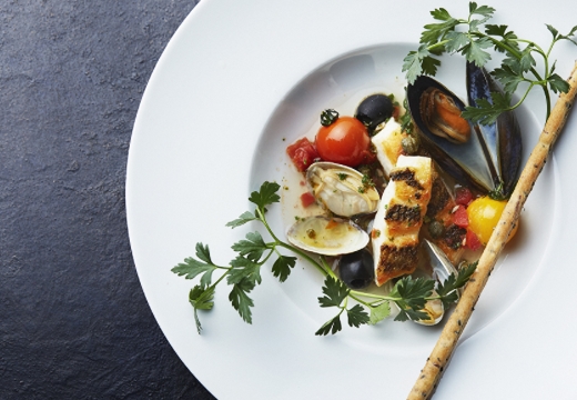 ホテルグランヴィア広島。料理。瀬戸内海産真鯛を使ったアクアパッツァは盛り付けの美しさも魅力