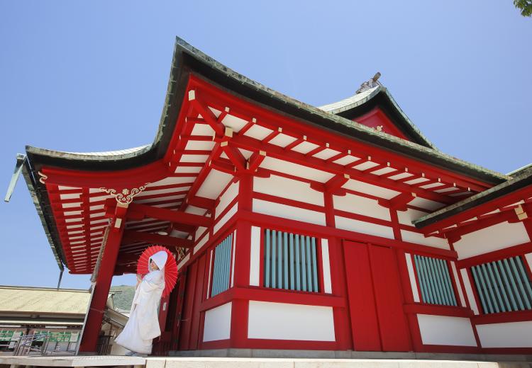 呉阪急ホテル。挙式会場。地元でも慣れ親しまれ、由緒ある『亀山神社』で両家が結ばれます