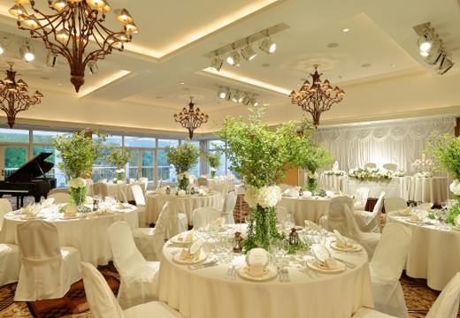 フォレストヒルズガーデン（広島エアポートホテル）。緑のパノラマビューが広がる人気の披露宴会場『ボールルーム』