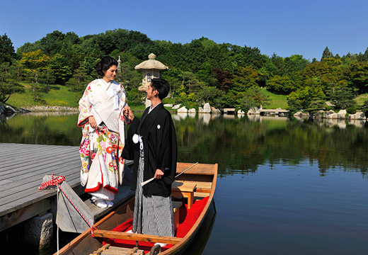 フォレストヒルズガーデン（広島エアポートホテル）。挙式会場。『三景園』での挙式では舟に乗って新郎新婦が登場する演出も可能