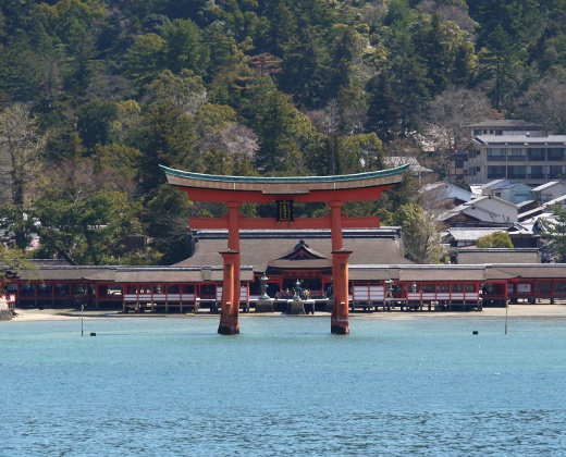 WEDDING CRUISE 銀河（ウェディングクルーズぎんが）。アクセス・ロケーション。海に浮かぶ赤い鳥居を、いつもと違うアングルから眺められます