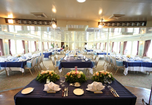 WEDDING CRUISE 銀河（ウェディングクルーズぎんが）。パーティーでは雄大な景色を楽しみながら美食を堪能できます