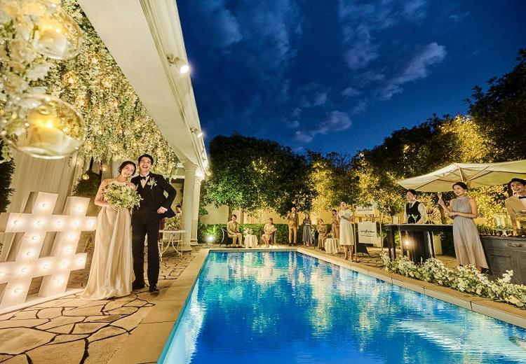 アーククラブ迎賓館 福山。披露宴会場。ナイトウェディングではライトアップされ幻想的な雰囲気に