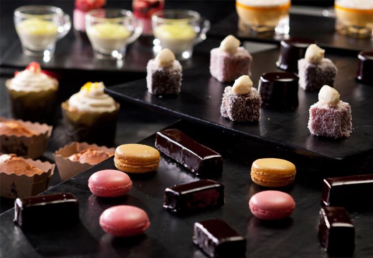 W the Bride’s Suite(ダブリュー ザ ブライズ スイート)。料理。可愛らしいひと口サイズのデザートが並ぶデザートビュッフェ