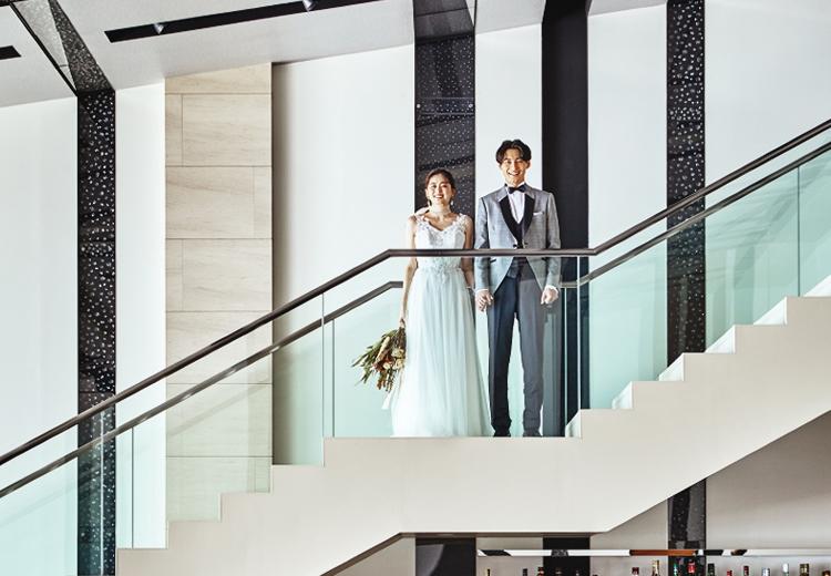 W the Bride’s Suite(ダブリュー ザ ブライズ スイート)。披露宴会場。お色直しのあとに階段から登場するなどの演出も実現できます