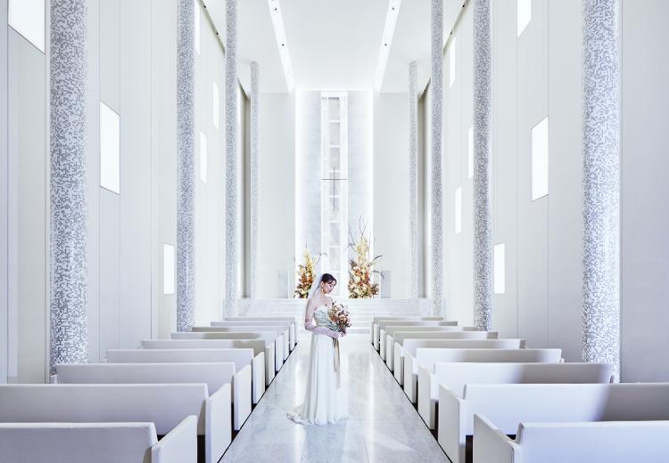 W the Bride’s Suite(ダブリュー ザ ブライズ スイート)。挙式会場。ウェディングドレス姿の花嫁が美しく映える空間です