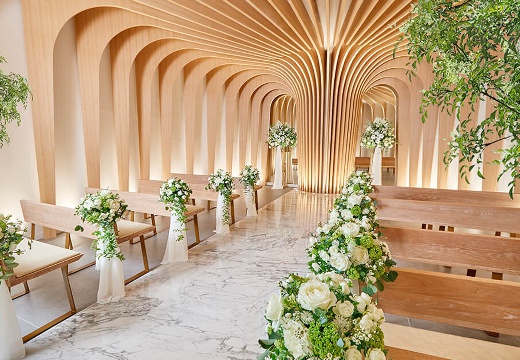 小さな結婚式 広島店。挙式会場。気鋭のデザイナーが設計した、木の温もりにあふれた館内