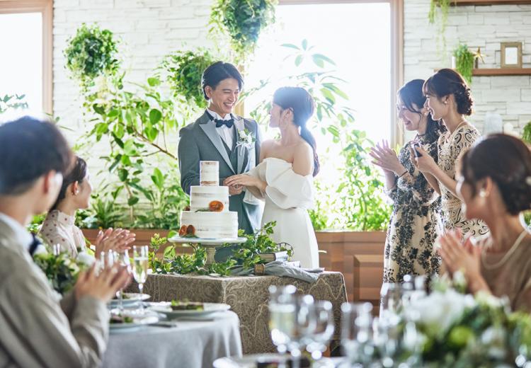 ルクリアモーレ広島。披露宴会場。光が注がれる明るい空間で、ゲストとの特別な時間を満喫