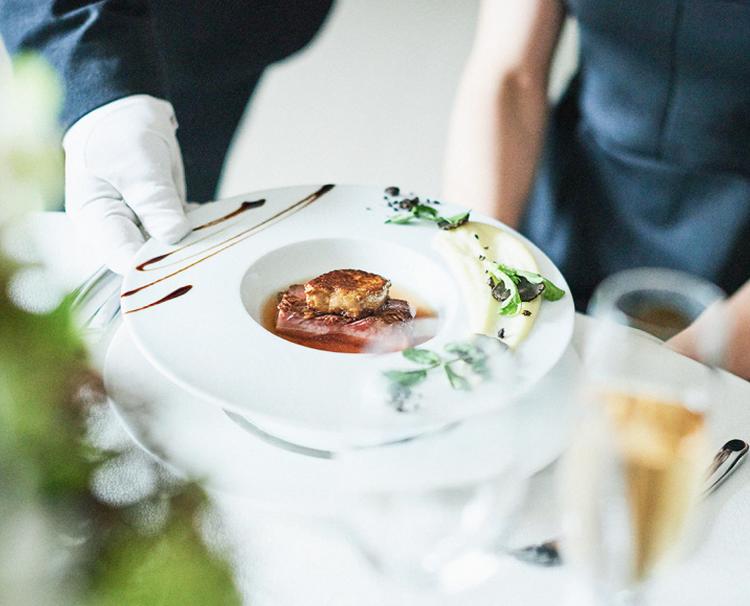 ルクリアモーレ広島。スタッフ。式場のスタッフが、ふたりに代わってゲストをもてなしてくれます