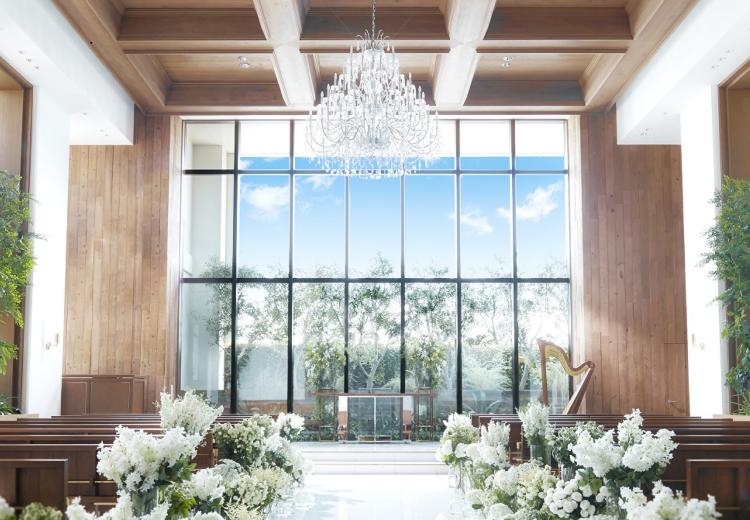 ルクリアモーレ広島。挙式会場。ガラス越しに広がる緑も、ふたりの結婚を祝福しているようです