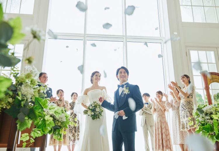 ルクリアモーレ広島。挙式会場。温かな日の光が、幸せいっぱいのふたりをより明るく演出