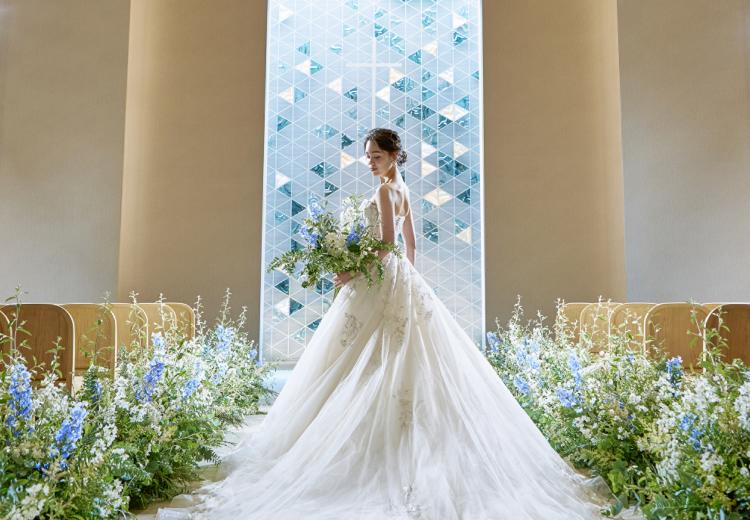 ヒルトン広島。挙式会場。滝のように神秘的に輝く祭壇は花嫁を一層美しく見せてくれます