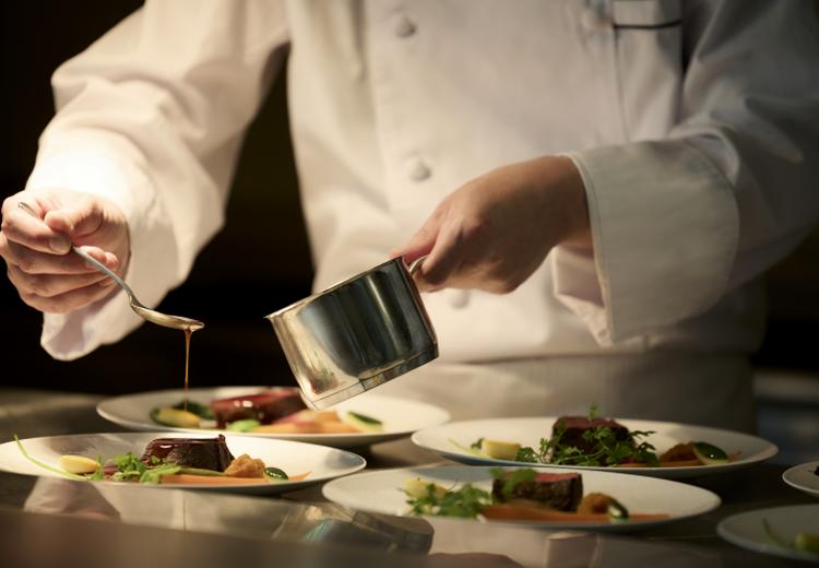 ノートルダム宇部(FIVESTAR WEDDING)。料理。会場すぐそばのキッチンから香りと共に、タイミングよくサーブ