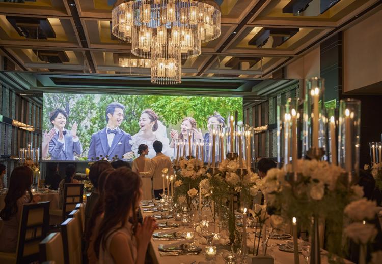 ノートルダム宇部(FIVESTAR WEDDING)。披露宴会場。巨大スクリーンでは迫力の映像演出のほかリアルタイム映像も可能
