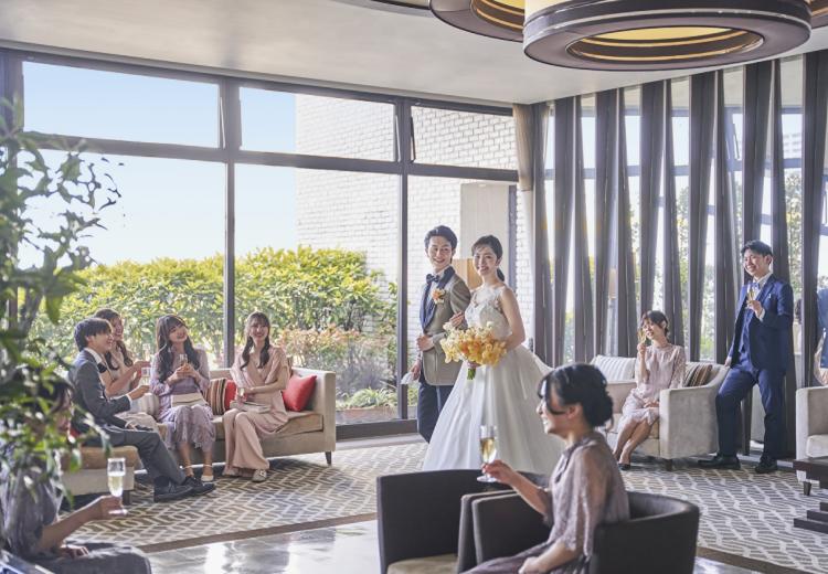 ノートルダム宇部(FIVESTAR WEDDING)。披露宴会場。バーカウンター完備のラウンジではプレパーティーも楽しめます