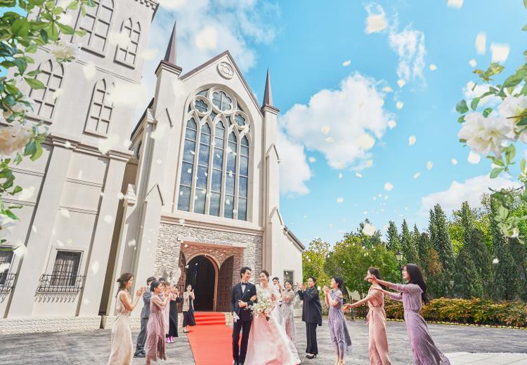ノートルダム宇部(FIVESTAR WEDDING)。挙式会場。青空と緑に囲まれた空間でのアフターセレモニー