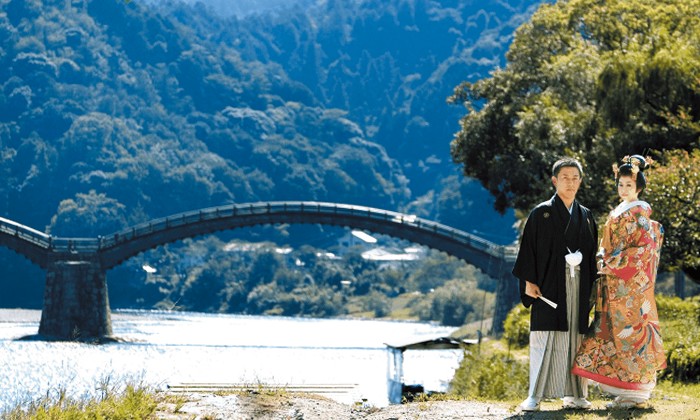 岩国国際観光ホテル。演出・小物。国内屈指の木造橋『錦帯橋』をバックに行う写真撮影。特別な一枚を残せます
