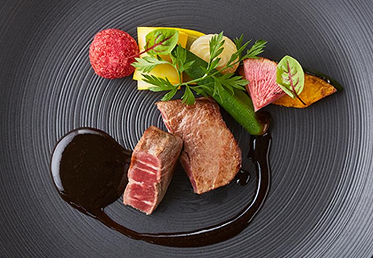 防府グランドホテル（FIVESTAR WEDDING）。料理。見た目のインパクトも重視された、目でも楽しめる美しい盛り付け