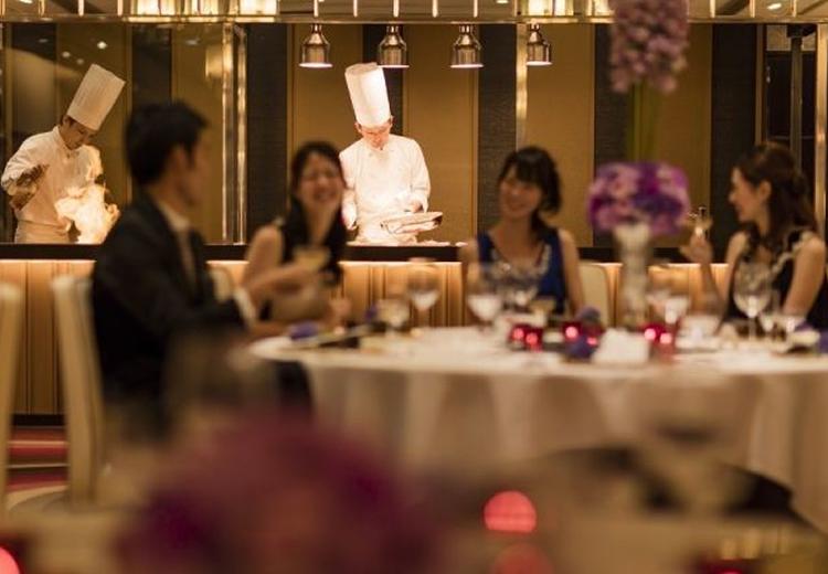 防府グランドホテル（FIVESTAR WEDDING）。料理。『ラドリクス』ではオープンキッチンから料理をサーブできます