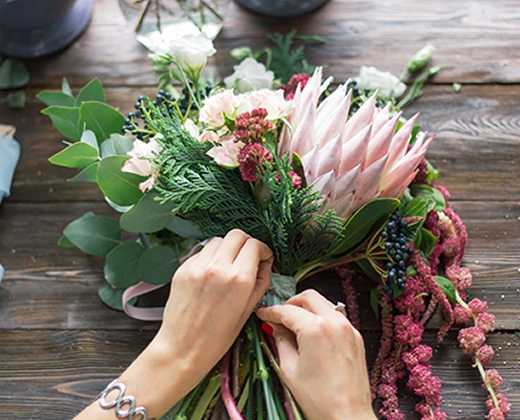 防府グランドホテル（FIVESTAR WEDDING）。スタッフ。装花専門のスタッフが花嫁のイメージにぴったりのブーケを作成
