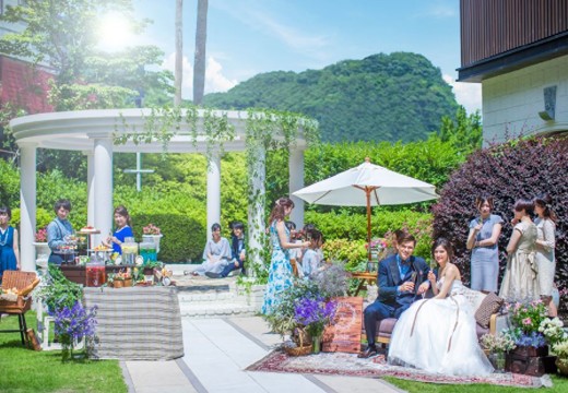 防府グランドホテル（FIVESTAR WEDDING）。挙式会場。最大120名まで収容できるガーデンは、教会式と人前式に対応