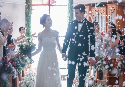 防府グランドホテル（FIVESTAR WEDDING）。挙式会場。ゲストからの温かい祝福に包まれるフラワーシャワーの演出