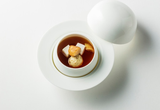 ノートルダム周南(FIVESTAR WEDDING)。料理。ポルチーニ茸の香りを閉じ込めた、味わい深いコンソメスープ