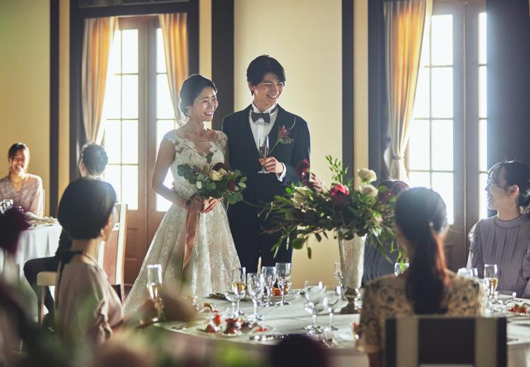 ノートルダム周南(FIVESTAR WEDDING)。披露宴会場。シックなダークブラウンの空間に、装飾が美しく映えます