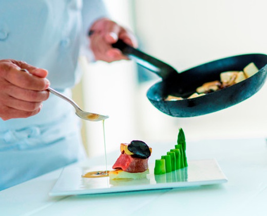 ノートルダム周南(FIVESTAR WEDDING)。スタッフ。パーティーの進行に合わせて料理を仕上げてくれるシェフ