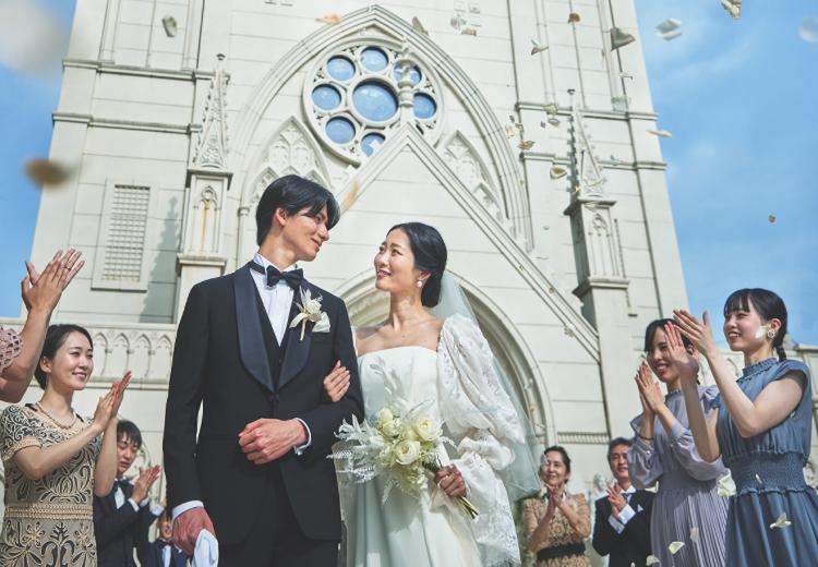 ノートルダム周南(FIVESTAR WEDDING)。挙式会場。青空の下、ゲストの祝福に囲まれたアフターセレモニーが実現