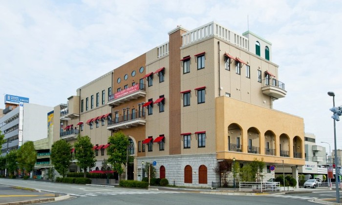 エミリア(Wedding Court EMILIA) 。アクセス・ロケーション。駅の目の前に建つ最高のロケーション。初めてでも見つけやすいおしゃれな外観です